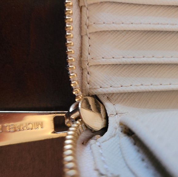 Michael Kors compact zip wallet - Picture 2 of 3